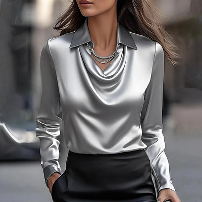 Lilly - Elegant Bluse i Satin med Draperet Udsnit