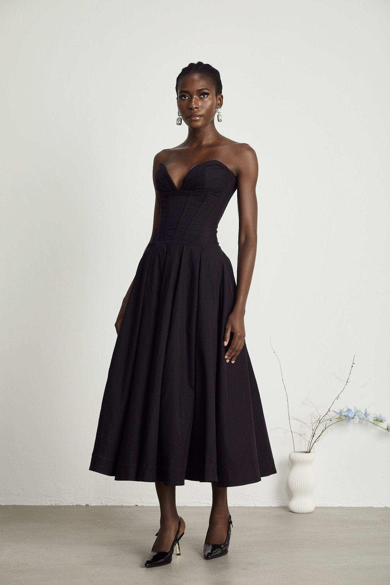 Thora | Stilfuld Off-Shoulder Korset Midi Kjole